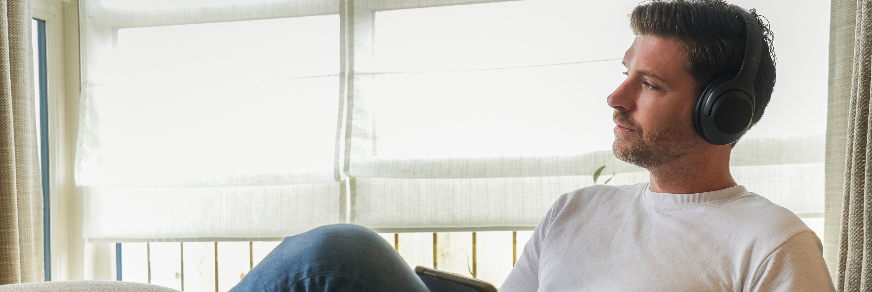 Piaras listening to headphones 2980x1000