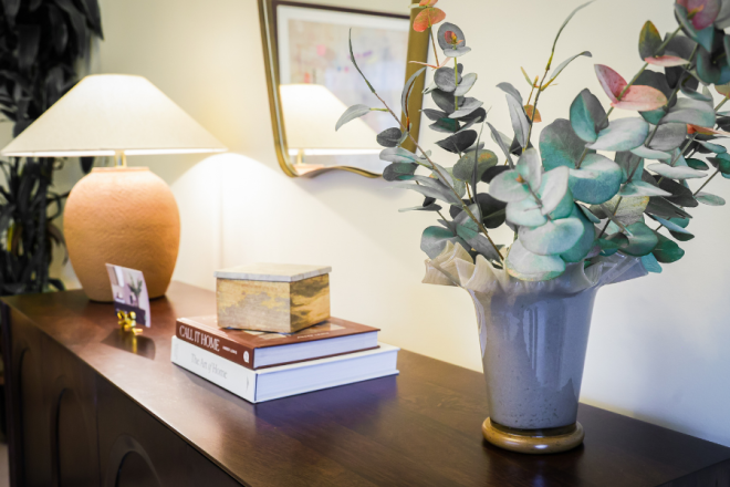 Sideboard lamp books plant 900x600px